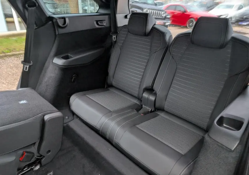 Vue intérieure du rang 3 arrière du Peugeot 5008 gris, montrant la banquette 2 places en tissu et cuir avec appuie-têtes.