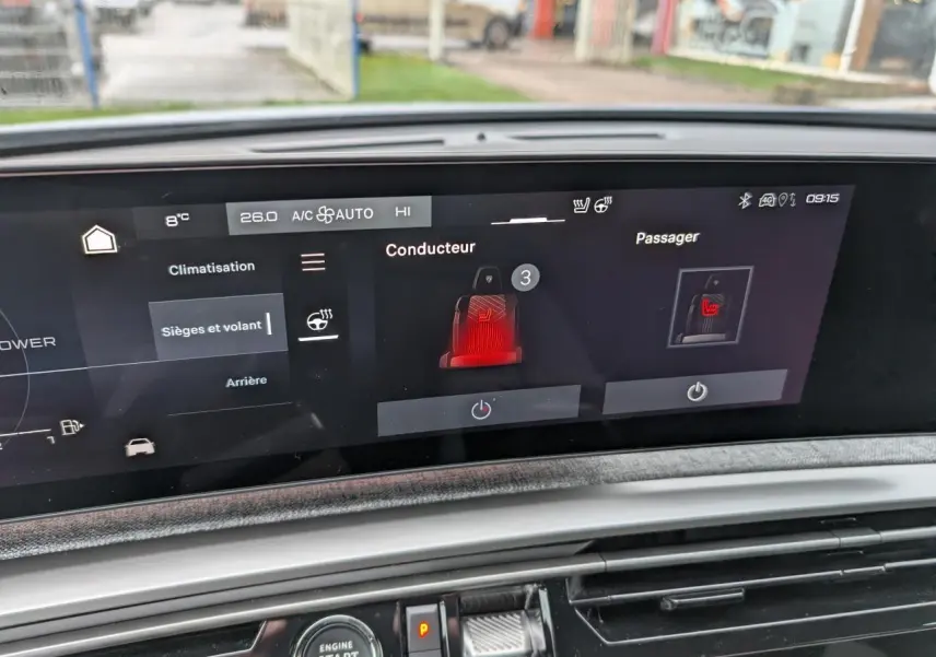 Écran tactile intérieur du Peugeot 5008 gris 2025 montrant le réglage du chauffage des sièges conducteur et passager.