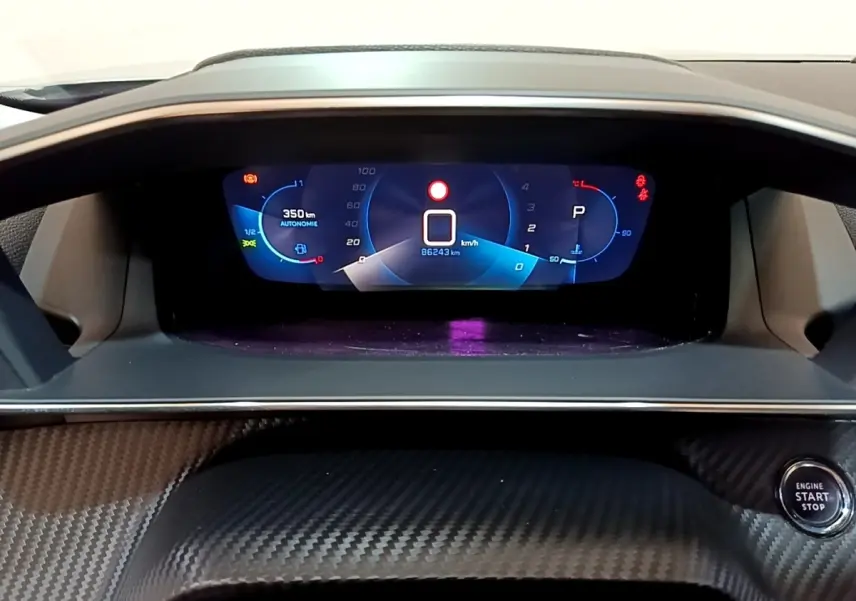 Tableau de bord numérique de Peugeot 2008 2021 avec affichage digital bleu et bouton démarrage Start/Stop.