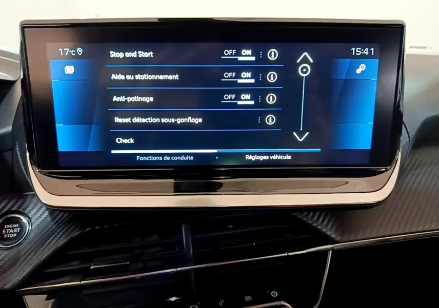 Écran tactile central affichant les réglages de conduite du Peugeot 2008 gris clair, bouton démarrage visible à gauche.