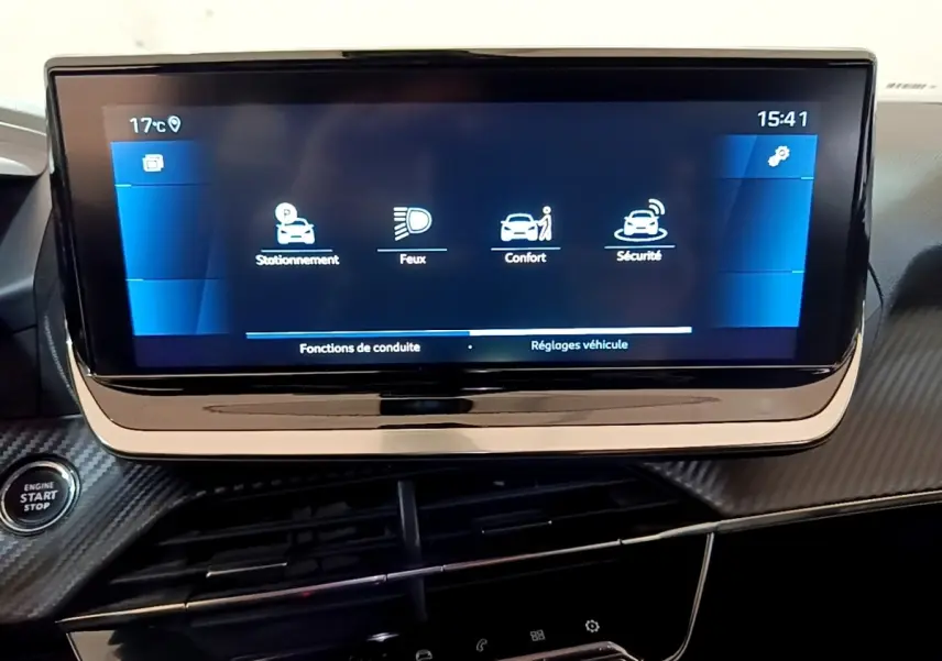 Écran tactile central 10 pouces du tableau de bord du Peugeot 2008 gris clair, avec boutons de réglages et démarrage.