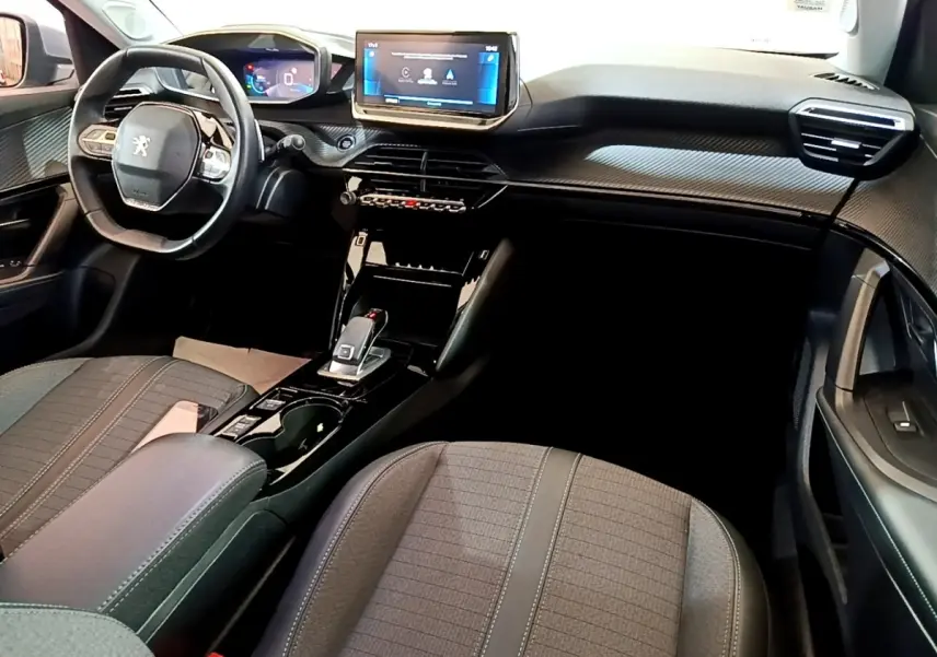 Vue intérieure avant droite du Peugeot 2008 1.5 BlueHDi 130, tableau de bord avec écran tactile et volant cuir noir.