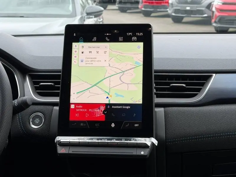 Tableau de bord du Renault Captur 2026 avec écran tactile vertical affichant la navigation et commandes climatisation.