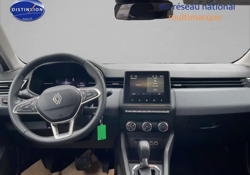 Vue frontale de l'intérieur gris de la Renault Clio V 2025 avec volant multifonction et écran tactile central.