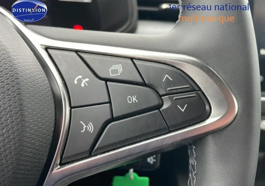 Gros plan sur les commandes multifonctions du volant de la Renault Clio V blanche, côté gauche.