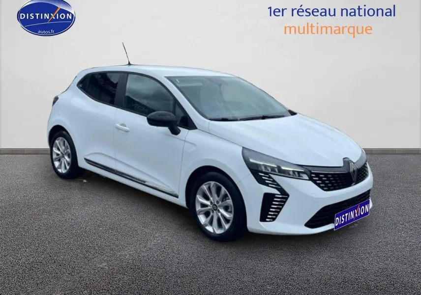 Renault Clio V blanche vue 3/4 avant droit, avec phares LED et jantes alliage argentées.