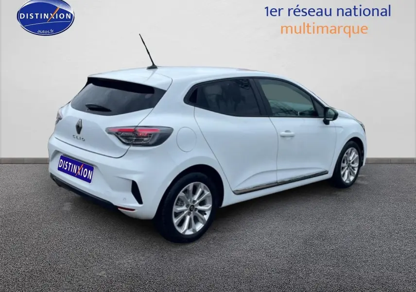 Renault Clio V blanche vue 3/4 arrière droit, avec vitres teintées et jantes alliage 16 pouces.