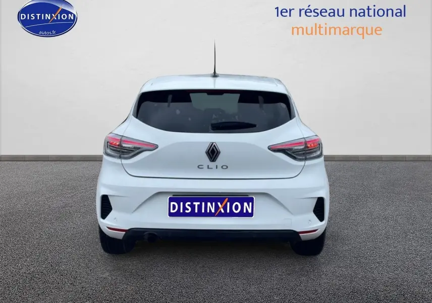 Vue arrière d’une Renault Clio V blanche 2025 avec feux arrière LED et logo distinctif au centre.