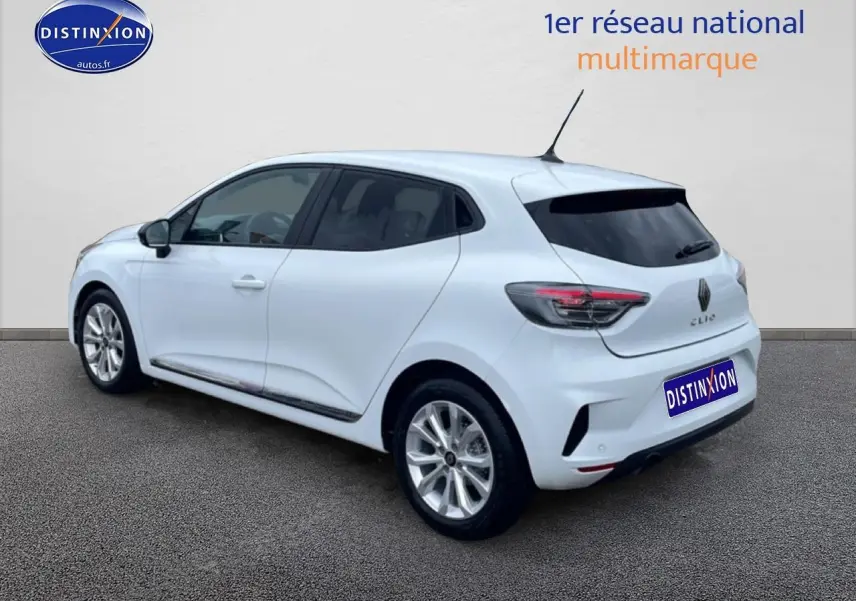 Renault Clio V blanche vue 3/4 arrière droit, avec feux arrière LED et vitres teintées.