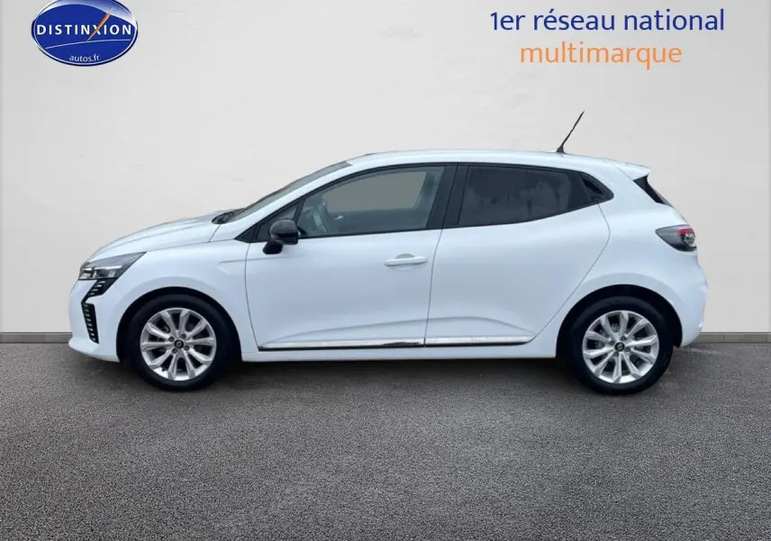 Profil droit d'une Renault Clio V blanche 2025 avec jantes alliage et rétroviseurs noirs.