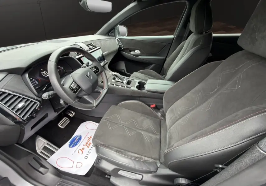 Vue intérieure côté conducteur du DS7 Crossback 2022, sièges en alcantara gris foncé avec surpiqûres contrastées.