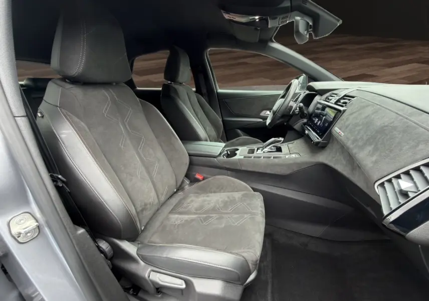 Vue intérieure côté conducteur du DS7 Crossback gris clair, mettant en valeur les sièges en alcantara et le tableau de bord digital.