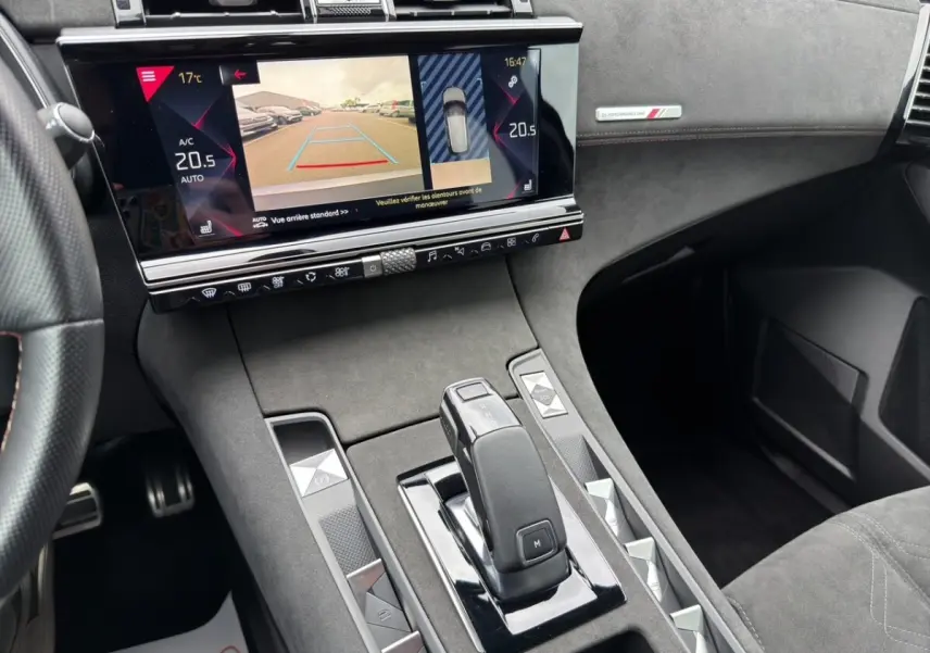 Intérieur DS7 Crossback BlueHDi 130 2022, vue centrale sur console avec levier de vitesses et écran tactile digital.