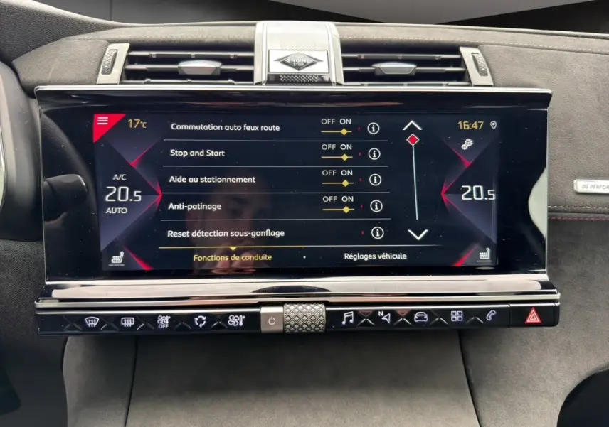 Écran tactile central du DS7 Crossback 2022 affichant les réglages de conduite et la climatisation à 20,5°C.