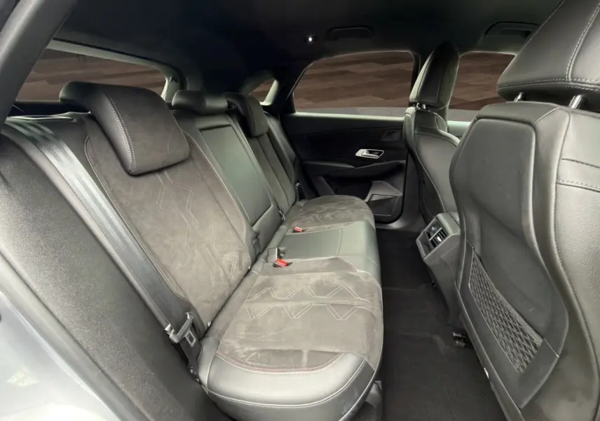 Vue intérieure côté droit des sièges arrière en cuir et alcantara gris foncé du DS7 Crossback 2022, avec aérateurs centraux.