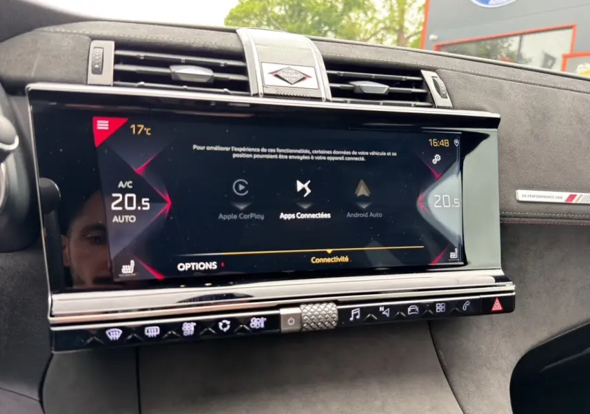 Vue rapprochée de l’écran tactile central du DS7 Crossback gris clair, affichant les options Apple CarPlay et Android Auto.