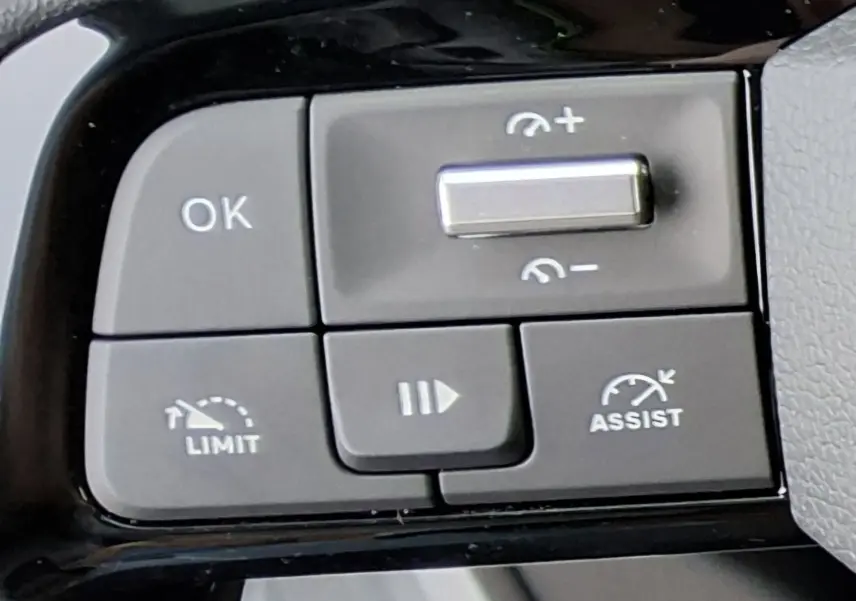 Gros plan sur les commandes au volant du Peugeot Expert Fourgon blanc 2025, avec boutons de limitation et assistance de vitesse.