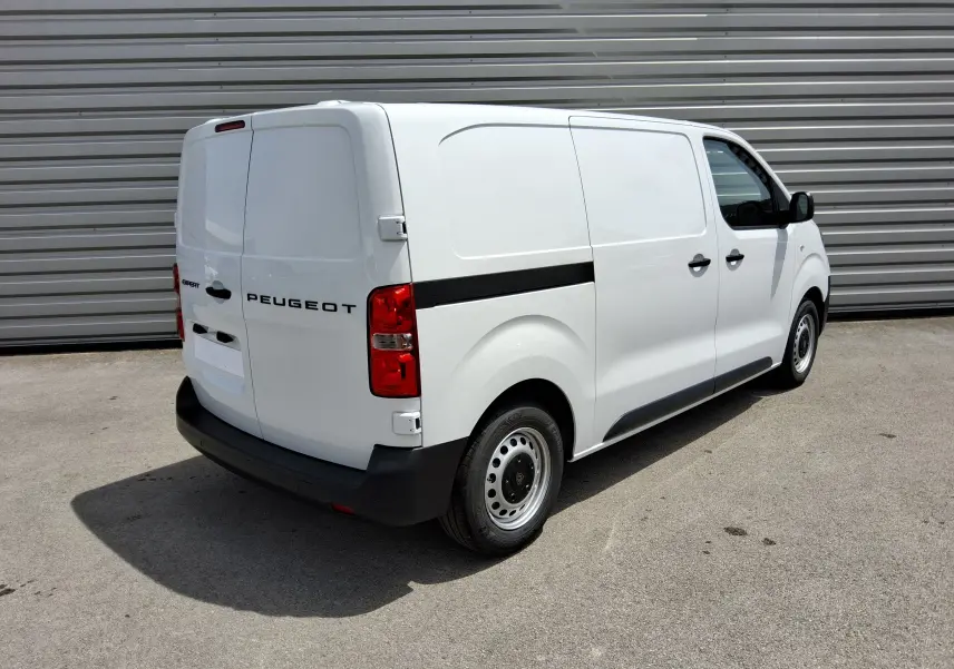Vue 3/4 arrière droite du fourgon utilitaire Peugeot Expert blanc avec bande noire latérale et feux arrière rouges.
