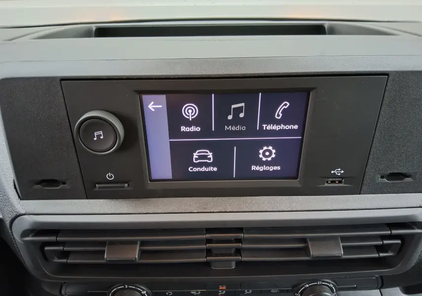 Vue rapprochée de l’écran tactile central du Peugeot Expert Fourgon blanc 2025, affichant les options radio, média, téléphone, conduite et réglages.