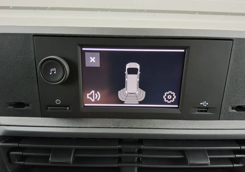 Écran central du Peugeot Expert Fourgon blanc 2025 montrant l'alerte de détection avant avec commandes tactiles et USB.