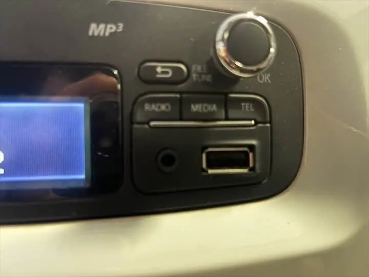 Gros plan sur la console multimédia de la Renault ZOE R90 LIFE 41 KWh 2019 avec port USB et boutons radio, media, téléphone.