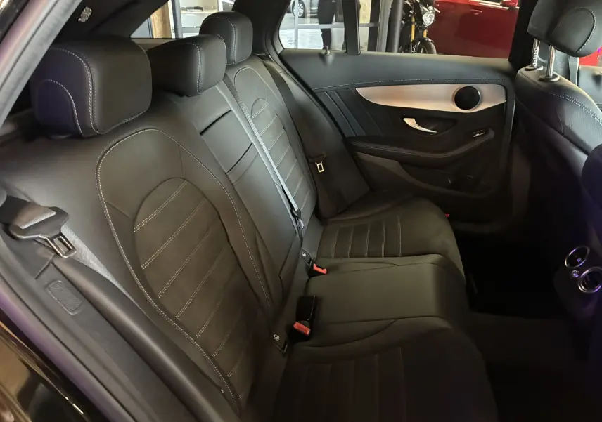 Vue intérieure côté droit des sièges arrière en cuir noir et alcantara d'une Mercedes Classe C Break 220D AMG Line 2021.