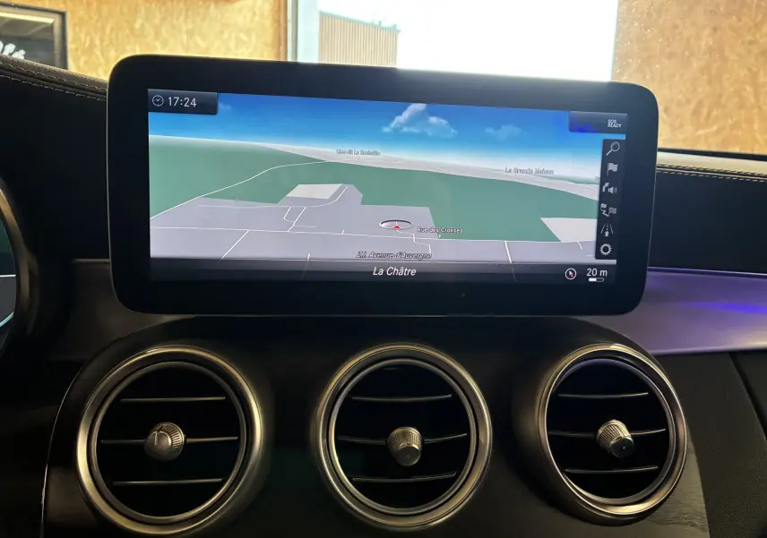 Écran tactile GPS couleur affichant une carte, intégré au tableau de bord noir du Mercedes Classe C Break AMG Line.