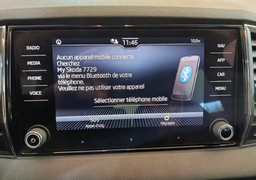 Écran tactile central du Skoda Karoq blanc 2024 affichant le menu Bluetooth et options multimédia.
