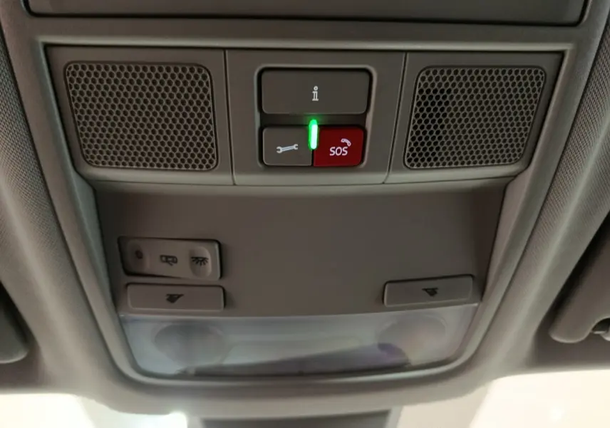 Vue intérieure du plafonnier avec boutons SOS et assistance du Skoda Karoq blanc 2024, version 2.0 TDI Selection.