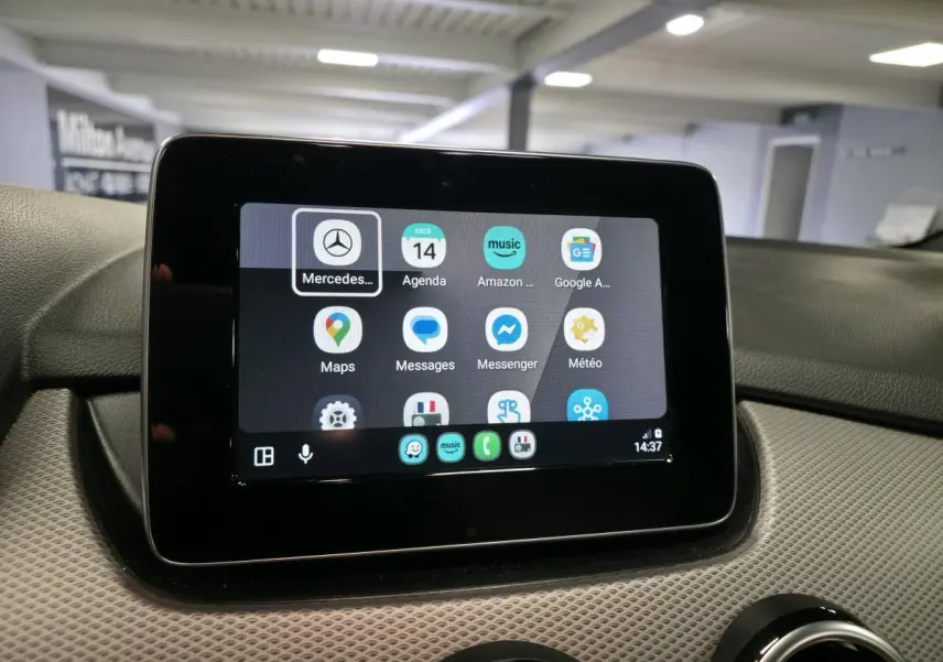 Écran tactile central de la Mercedes Classe B 180 d Intuition 2018 affichant l’intégration smartphone.