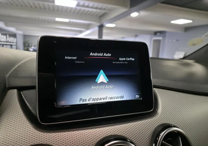 Écran multimédia central affichant Android Auto dans l’habitacle de la Mercedes Classe B noire, vue intérieure frontale.