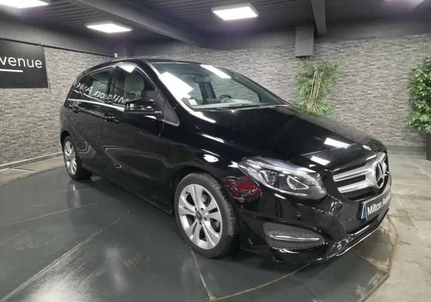 Mercedes Classe B 180 d Intuition noire vue en 3/4 avant droit, avec jantes alliage 17 pouces et calandre chromée.