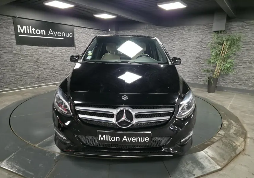 Mercedes Classe B 180 d Intuition noire vue de face, avec calandre chromée et logo étoile central lumineux.