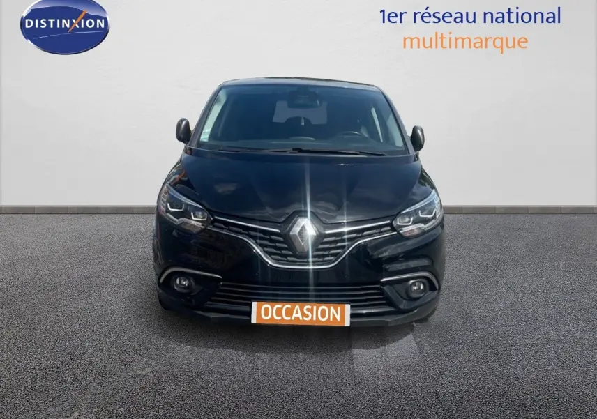 Vue frontale d’un Renault Scénic IV noir 2017 avec calandre chromée et phares LED allumés.