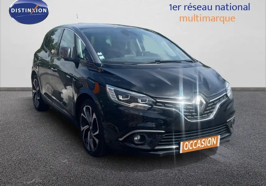 Renault Scénic IV noir en 3/4 avant droit, avec jantes alliage et calandre distinctive brillante.