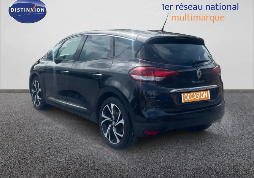 Renault Scénic IV noir en 3/4 arrière côté gauche, avec jantes alliage et feux arrière LED visibles.