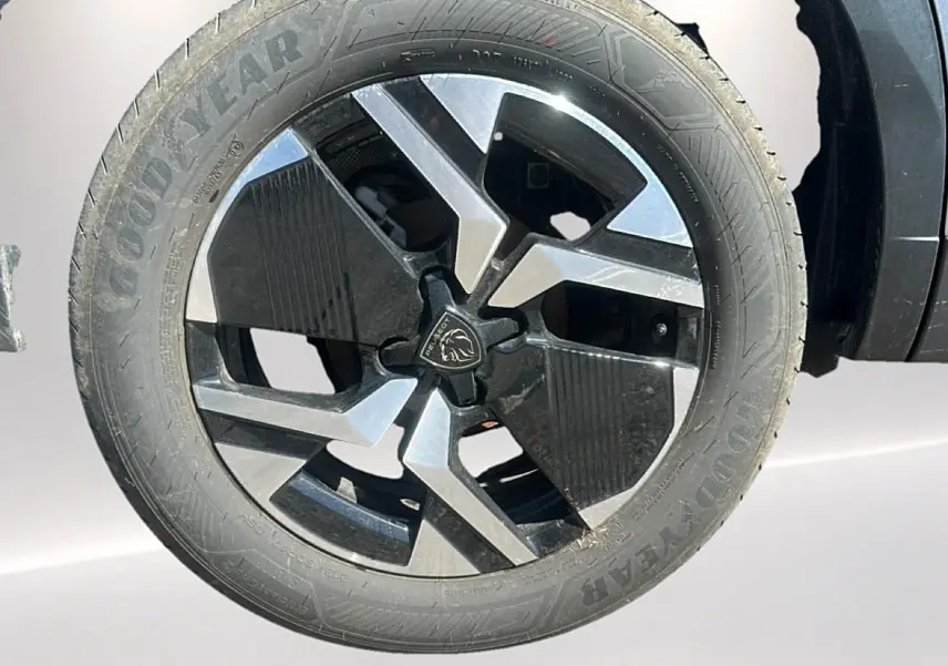 Gros plan sur la jante alu noire et grise du côté droit d’un Peugeot 2008 gris Artense 2025.