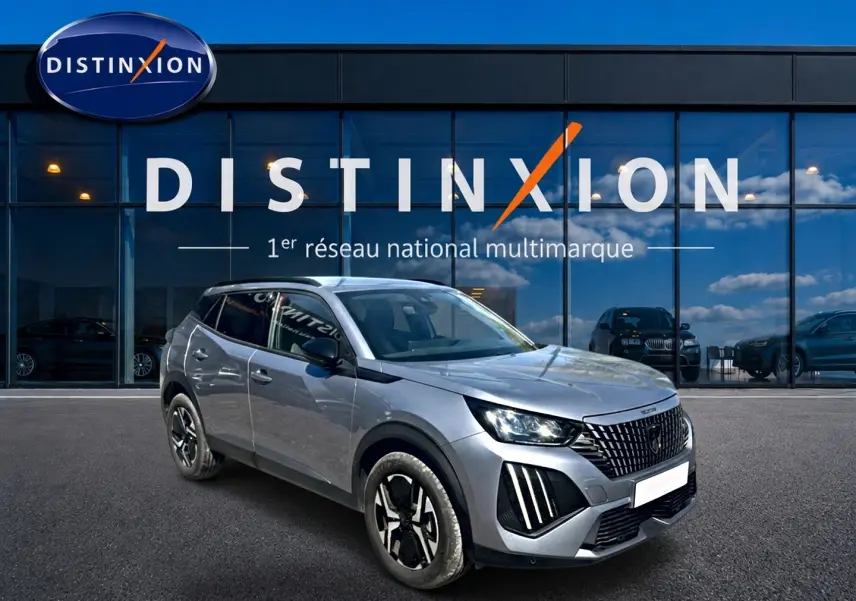Peugeot 2008 gris Artense en 3/4 avant droit, avec calandre noire et jantes alu distinctives.