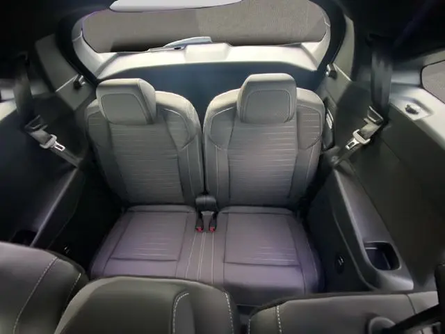 Vue arrière des deux sièges de la troisième rangée en tissu gris noir du Peugeot 5008 2025 Noir Perla Nera.