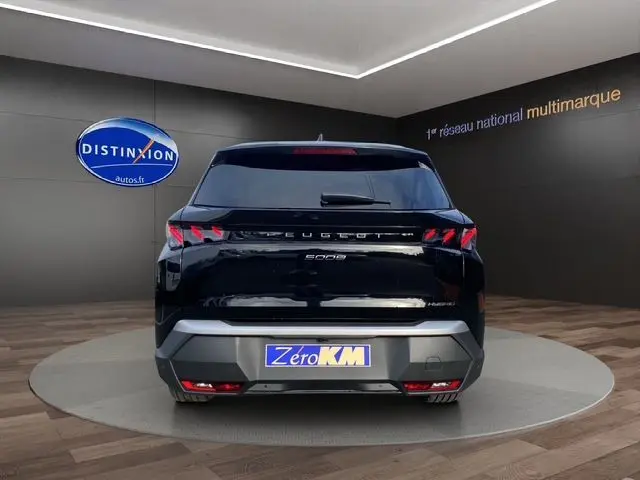 Vue arrière d'un Peugeot 5008 noir Perla Nera, mettant en valeur ses feux LED distinctifs et son coffre électrique.