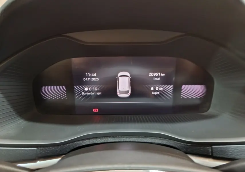 Affichage numérique du combiné d'instruments du Skoda Karoq 2.0 TDI 116ch, vue frontale du tableau de bord.