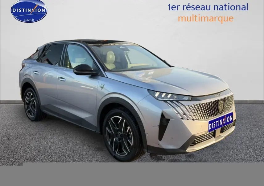 Peugeot 3008 gris 3/4 avant droit, avec calandre distinctive et jantes alu noires, toit noir brillant.