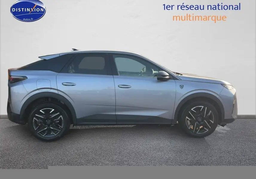 Vue de profil côté gauche d’un Peugeot 3008 gris 2025 avec jantes alliage noires et toit noir.