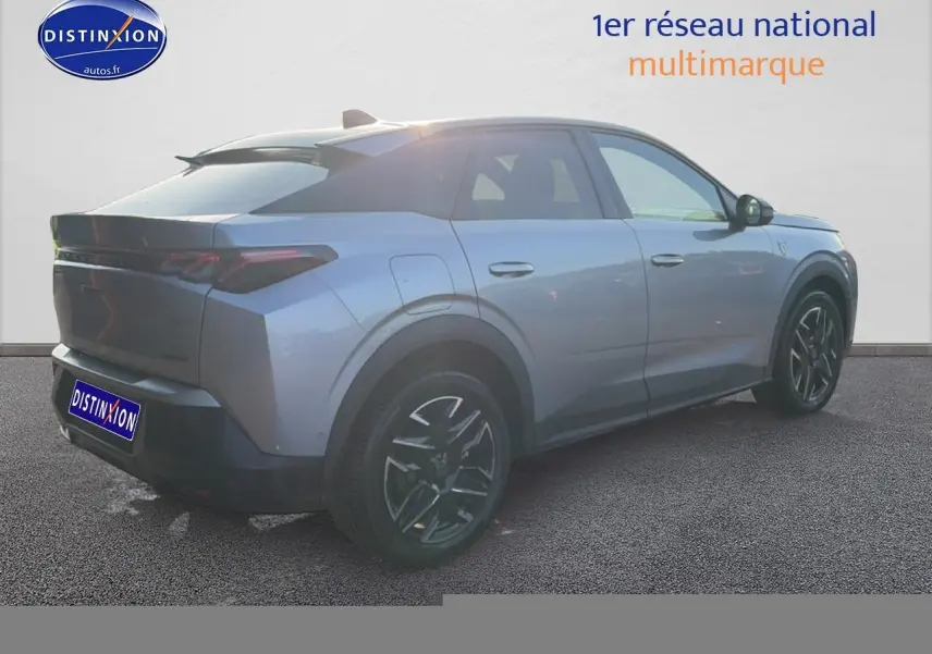Vue 3/4 arrière droite d'un Peugeot 3008 gris 2025 avec jantes alu noires et becquet arrière.