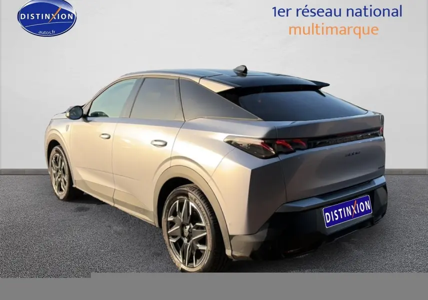 Vue 3/4 arrière droite d'un Peugeot 3008 gris 2025 avec jantes alu et feux arrière LED distinctifs.