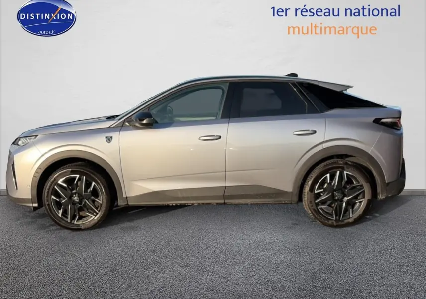 Profil côté gauche d’un Peugeot 3008 gris 2025 avec jantes alu noires et toit noir contrasté.