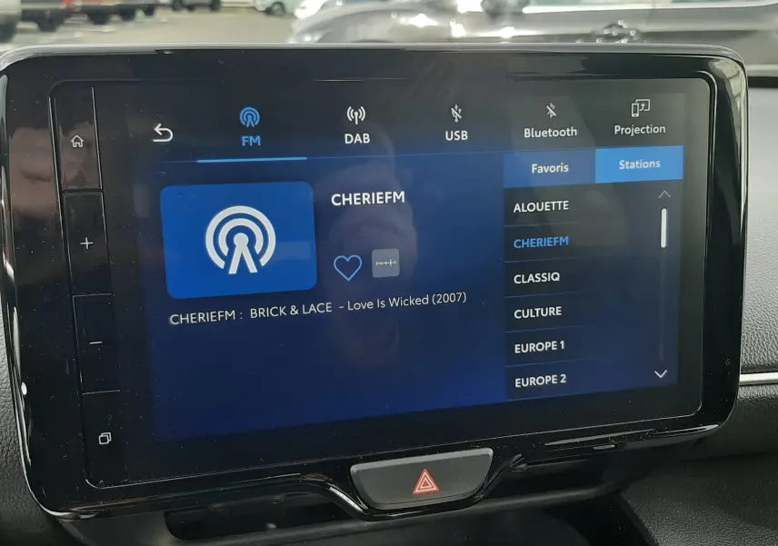 Écran tactile central de la Toyota Yaris Cross 2024 affichant la radio FM avec interface Bluetooth et USB.