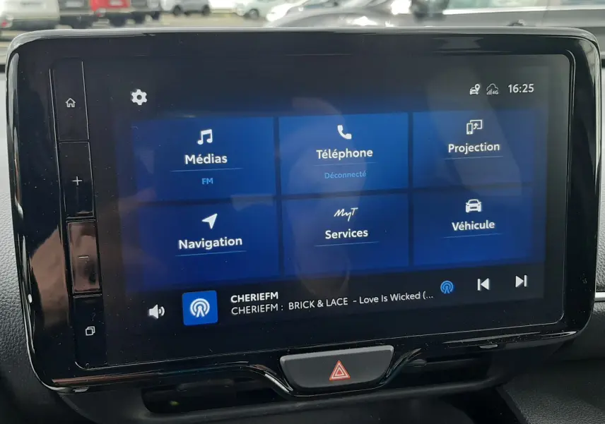 Écran tactile central de la Toyota Yaris Cross 2024 affichant les menus médias, téléphone et navigation.