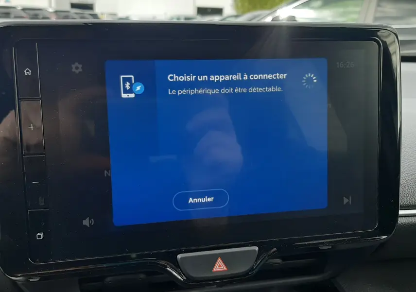 Écran tactile central affichant la connexion Bluetooth dans l’habitacle d’une Toyota Yaris Cross gris atlas métal.