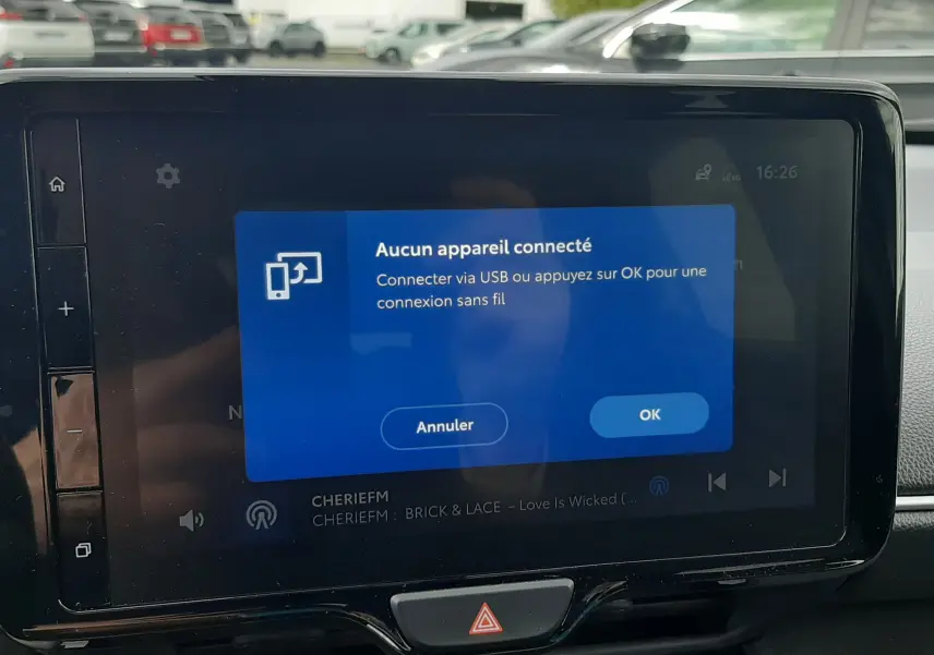 Écran tactile central de la Toyota Yaris Cross 2024 affichant un message de connexion USB, intérieur gris visible.